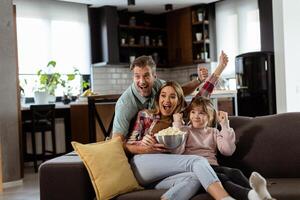 familia película noche absorto en emocionante escenas a hogar foto