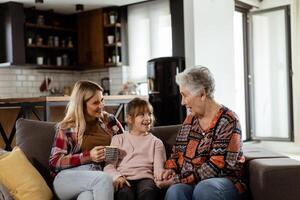 generacional unión, abuela, hija, y nieto compartiendo cuentos en un acogedor tarde foto