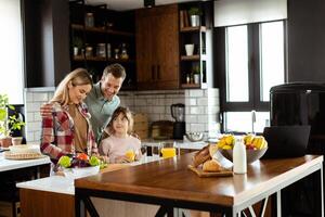 familia unión durante desayuno en un iluminado por el sol moderno cocina foto