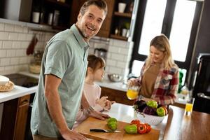 familia unión hora en un iluminado por el sol cocina foto