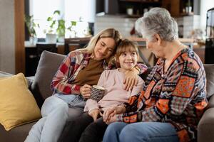 generacional unión, abuela, hija, y nieto compartiendo cuentos en un acogedor tarde foto