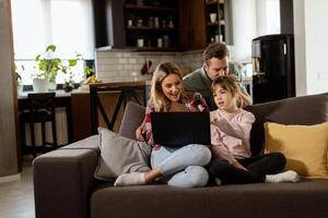 familia unión hora con ordenador portátil en acogedor hogar ajuste foto