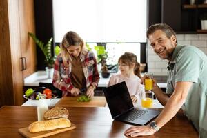 familia unión terminado desayuno en un soleado cocina durante un sin prisa Mañana. generativo ai foto