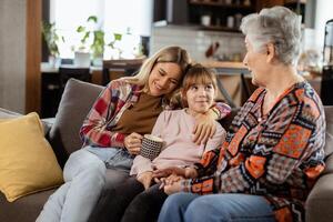 generacional unión, abuela, hija, y nieto compartiendo cuentos en un acogedor tarde foto