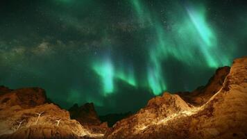 Nord Beleuchtung Über das Berge im das sternenklar Himmel Hintergrund video