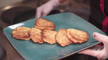 Patata Pancakes. verdura Pancakes. latkes nel il frittura padella video
