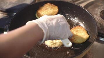 voorbereiding van gouden krokant aardappel pannekoeken in een frituren pan. groente pannekoeken. video