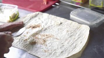 lavash Rouleaux avec fromage et tomates. cuisine chawarma. video