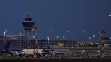 Flughafen Leben beim Dämmerung video