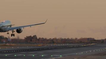 sera aereo pista di decollo atterraggio video