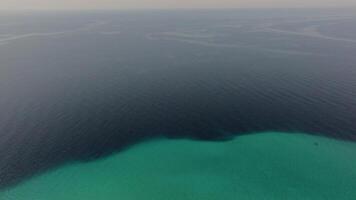 antenn framåt- över turkos hav video