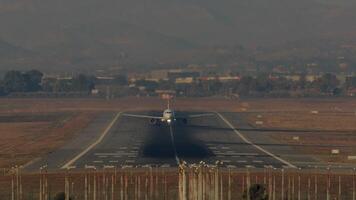 avião ascendente depois de descolar video