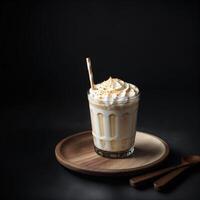 bebida Leche postre con azotado crema en vaso en de madera plato foto