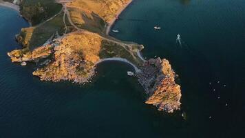 Antenne. Kap Burkhan ist ein Kap auf das Westen Küste von olchon Insel auf See Baikal video