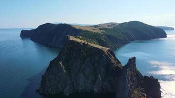 aereo. alto scogliere su lago baikal video