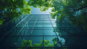 reflexión de verde arboles en el ventanas de un moderno oficina edificio, Respetuoso del medio ambiente concepto. foto