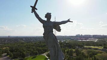 Drohne Aussicht von das berühmt Sowjet Skulptur das Heimat Anrufe video