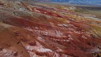 le rouge montagnes Regardez comme une martien paysage. aérien video