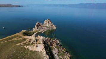 antenn. cape burkhan är en cape på de väst kust av olkhon ö på sjö baikal video