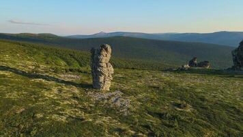 Antenne. verwittert Stein Säulen auf das Abonnieren Plateau. Tourist Attraktion video