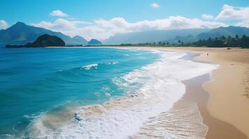 hermosa playa con turquesa agua y montañas en el antecedentes foto