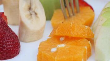 de cerca de rebanado naranja Fruta en un plato con un tenedor video