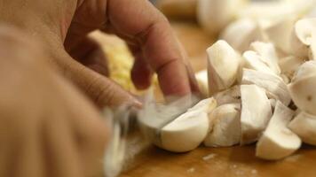 Schneiden frisch Champignons Pilz auf ein Hacken Tafel video