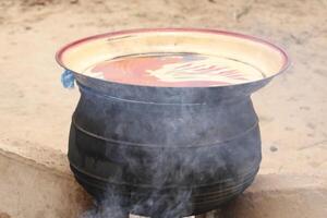 africano Cocinando ollas foto