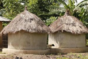 barro casas en pueblo en benin foto