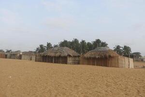 pescadores pueblo a el playa de grandioso popó, benin foto