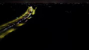 aereo notte metraggio di illuminato Britannico autostrade con traffico m1 giunzione 9 di Redbourn, Inghilterra UK. aprile 3°, 2024 video