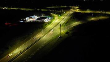 aéreo noche imágenes de iluminado británico autopistas con tráfico m1 unión 9 9 de redbourne, Inglaterra Reino Unido. abril tercero, 2024 video