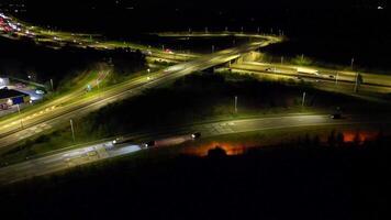 aereo notte metraggio di illuminato Britannico autostrade con traffico m1 giunzione 9 di Redbourn, Inghilterra UK. aprile 3°, 2024 video