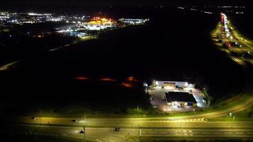 Antenne Nacht Aufnahmen von beleuchtet britisch Autobahnen mit der Verkehr m1 Kreuzung 9 von Redborn, England Vereinigtes Königreich. April 3., 2024 video