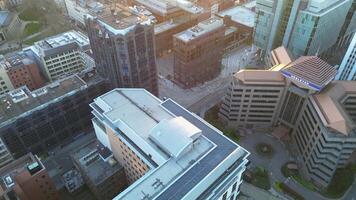 aereo Visualizza di centrale Birmingham città di Inghilterra durante tramonto. Inghilterra unito regno. marzo 30, 2024 video