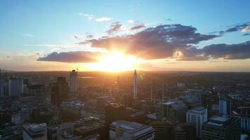 aéreo ver de central Birmingham ciudad de Inglaterra durante puesta de sol. Inglaterra unido Reino. marzo 30, 2024 video