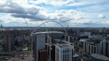 aéreo imágenes de Wembley ciudad centrar de Londres, Inglaterra unido Reino. abril 17, 2024 video