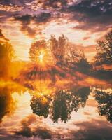 amanecer en un lago o río con un cielo reflejado en el agua, abedul arboles en el apuntalar y el rayos de sol rotura mediante ellos y niebla en otoño. estética de Clásico película. foto