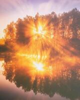 amanecer en un lago o río con un cielo reflejado en el agua, abedul arboles en el apuntalar y el rayos de sol rotura mediante ellos y niebla en otoño. estética de Clásico película. foto