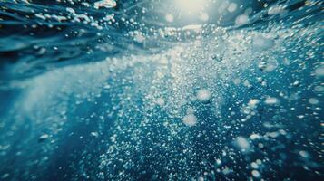 azul debajo agua olas y burbujas foto