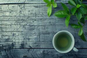 taza con verde té en gris de madera antecedentes foto