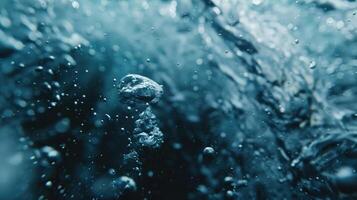 burbujas de aire en el fondo del agua. tono azul. foto