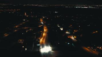 antenne nacht visie van een straat in dorp in Tsjechië video