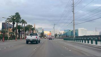 las vegas, nevada, USA - 08 apr 2024 skymning på las vegas boulevard, trafik strömmande på las vegas boulevard som skymning falls över de stadens känd horisont. video