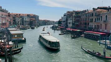 Venetië, Italië. 28.04.2024 Venetiaanse kanaal met boten en gondels, bezig waterweg in Venetië met boten en gondels. video