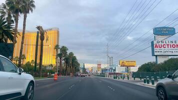 las Vegas, Nevada, USA - - 08 apr 2024 las Vegas Boulevard beim Dämmerung, Abend Licht Abgüsse ein warm glühen auf das geschäftig las Vegas Boulevard gefüttert mit Palme Bäume. video