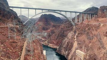 Mike o Callaghan klopfen Tilmann Denkmal Brücke, Mike o Callaghan klopfen Tilmann Denkmal Brücke überspannt das Colorado Fluss Schlucht. video