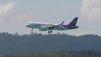 Phuket, Thaïlande - février 04, 2023. Airbus a320, hs-txl de thaïlandais sourire atterrissage à phuket aéroport. avion en volant plus de le plage. tourisme et Voyage concept video