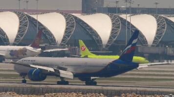 bangkok, Tailandia - marzo 02, 2023. fuselaje ancho avión boeing 777, ra-73144 de aeroflot frenado después aterrizaje a suvarnabhumi aeropuerto, bangkok spoilers arriba. vuelo llegando video