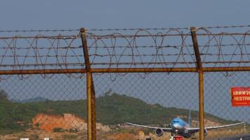 Phuket, Thaïlande - janvier 22, 2023. Boeing 787 dreamliner, se-rfz de tui mouche prise de à phuket aéroport. cinématique coup de escalade avion, aérien. tourisme et Voyage concept video